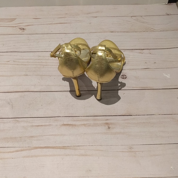 🌸🍀🌺 Gold heels shoes by Guess🌸🌸🌺👠👠 - Picture 7 of 10